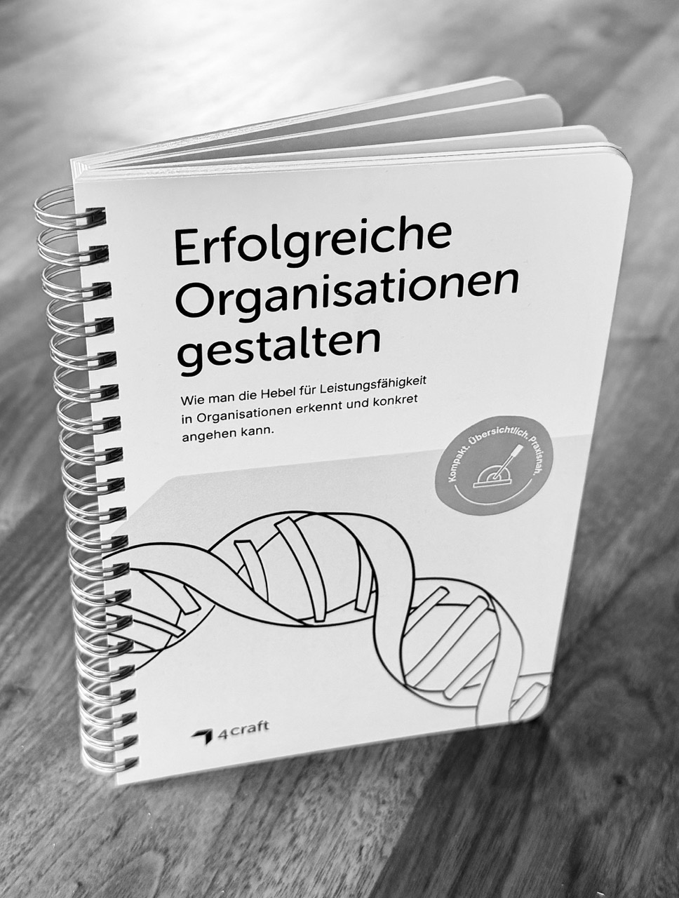 Pocket Guide steht aufrecht auf einem Tisch